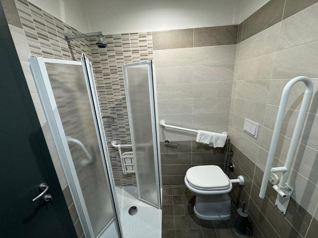 Deluxe Quadruple Room room - Image 2