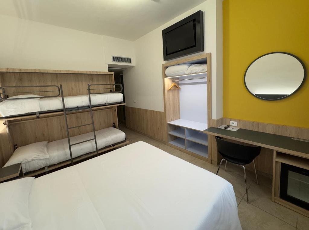 Superior Quadruple Room room - Image 1