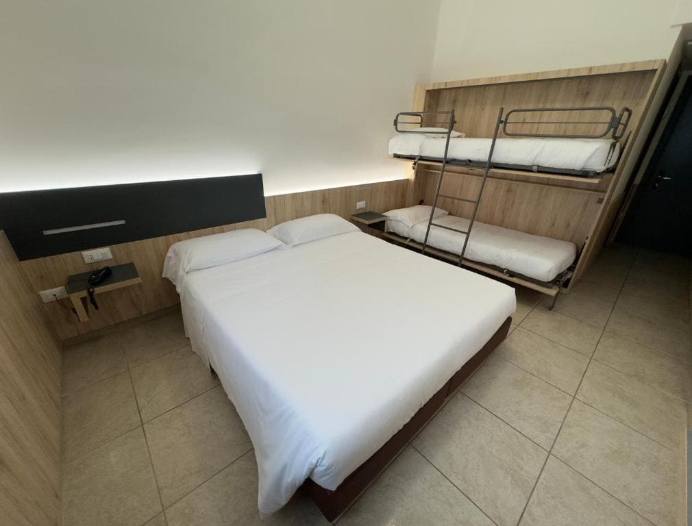 Superior Quadruple Room room - Image 2