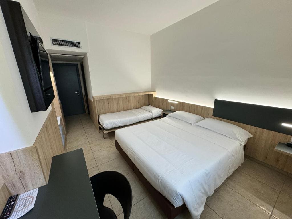Superior Triple Room room - Image 2