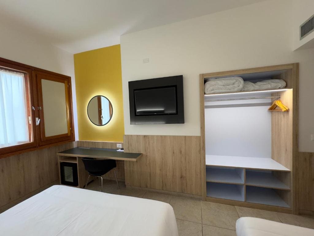 Superior Triple Room room - Image 3