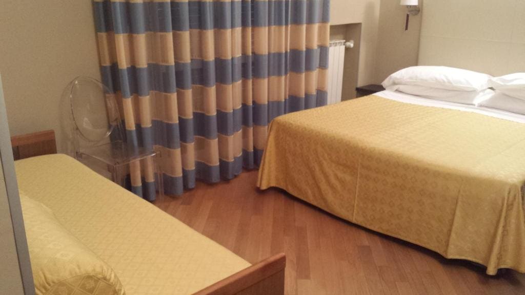 Comfort Triple Room room - Image 2