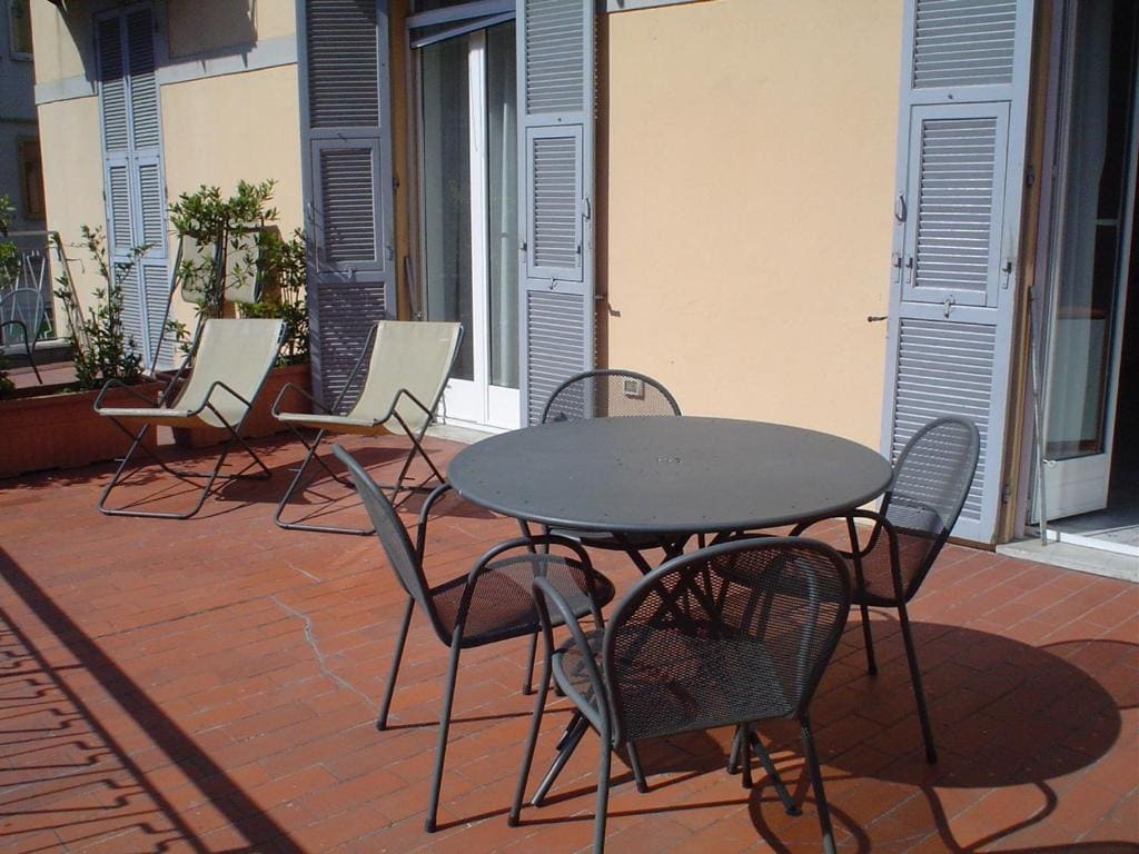One-Bedroom Apartment room - Image 1