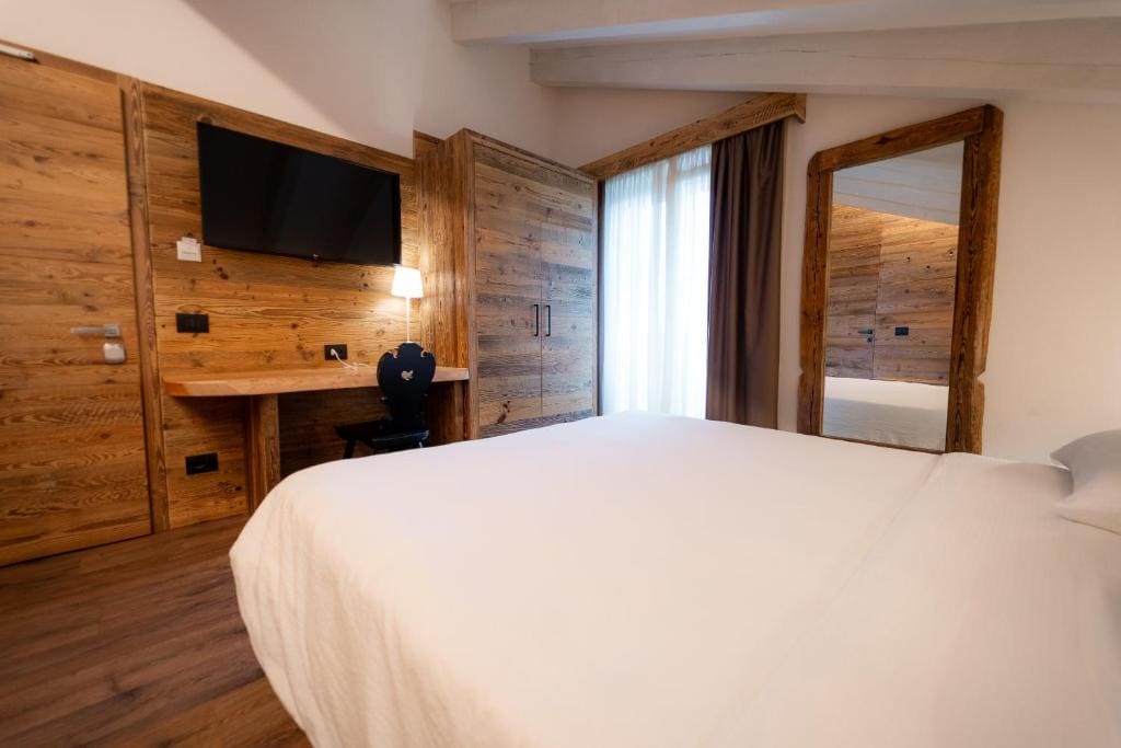 Deluxe Double Room with Balcony room - Image 2