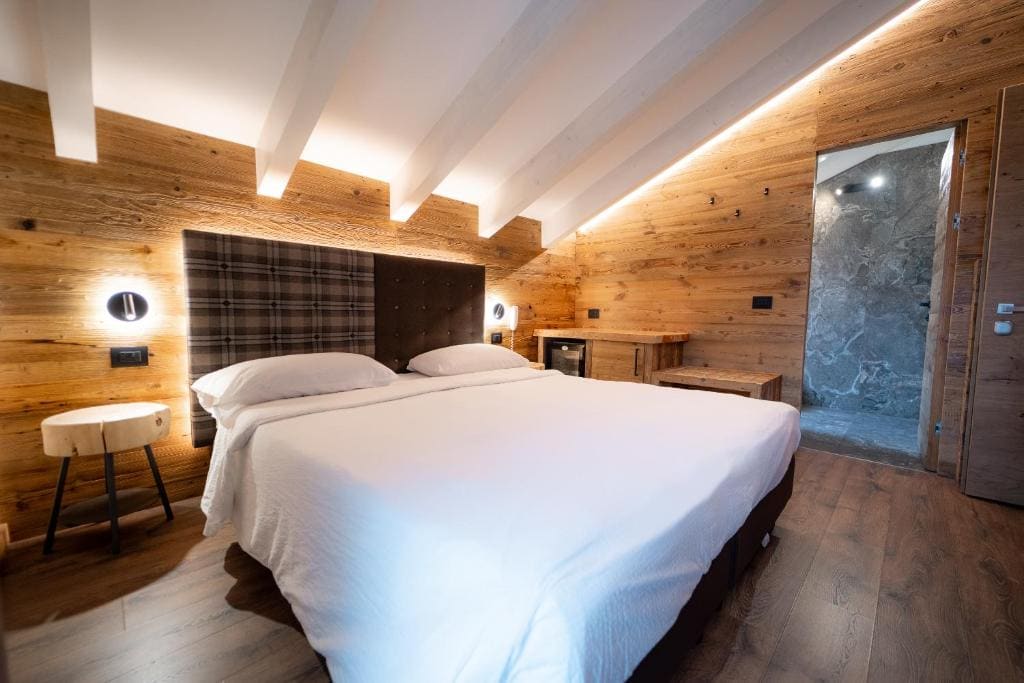 Deluxe Double Room with Balcony room - Image 3