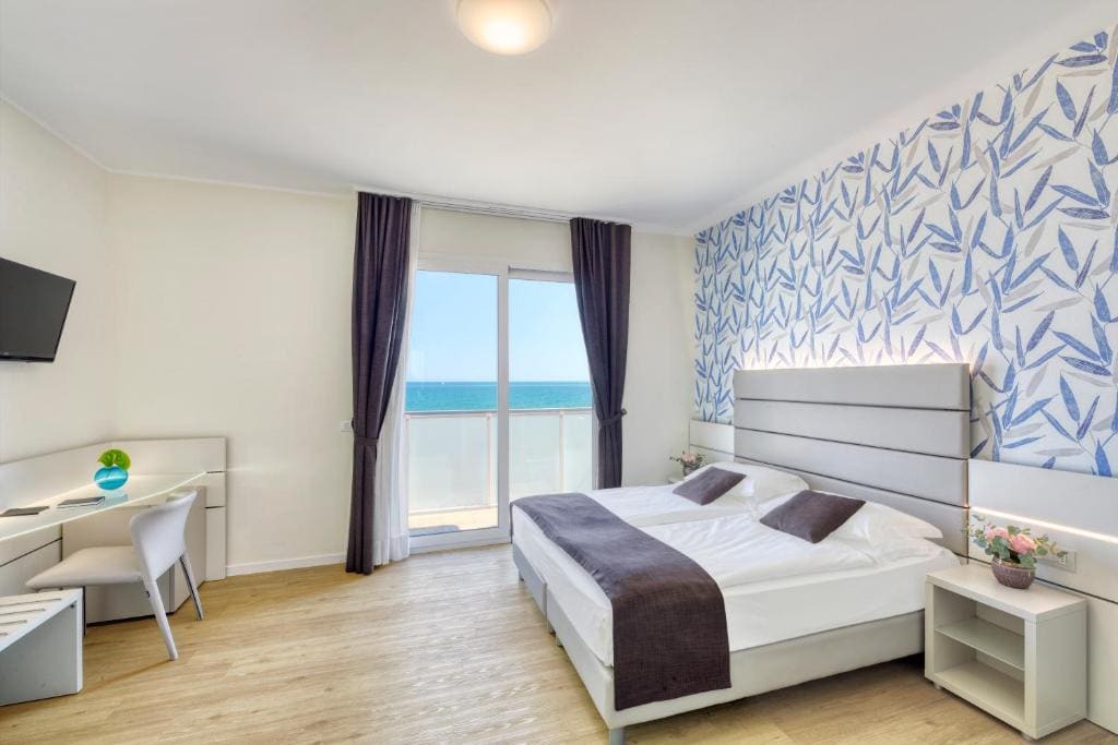 Superior Double or Twin Room with Sea View room - Image 3