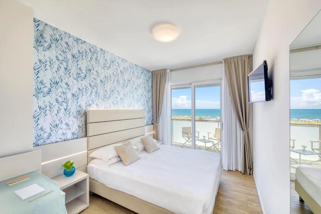 Superior Double or Twin Room with Sea View room - Image 2