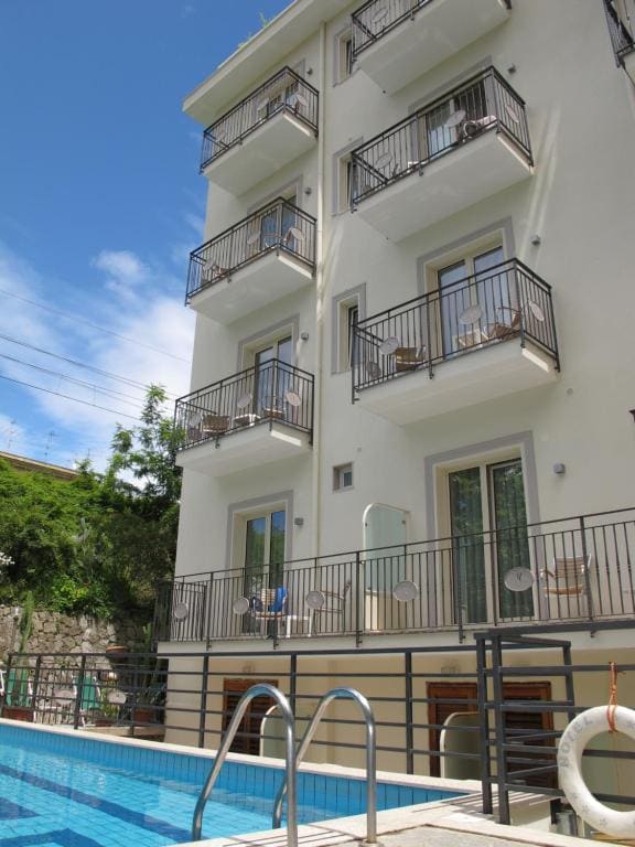 Double Room with Pool View room - Image 3