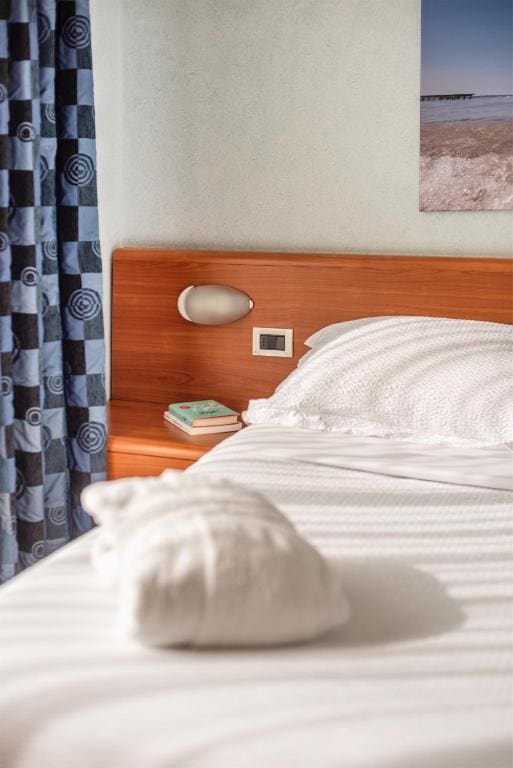 Standard Double or Twin Room room - Image 3