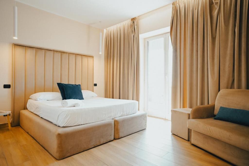 Superior Double Room with Sea View room - Image 3
