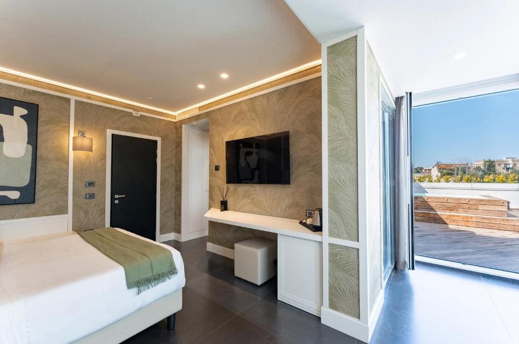 Deluxe Junior Suite room - Image 3