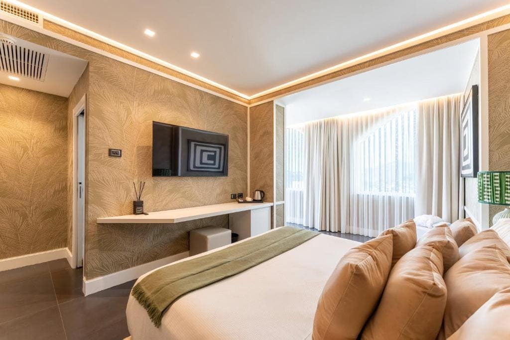 Deluxe Junior Suite room - Image 2