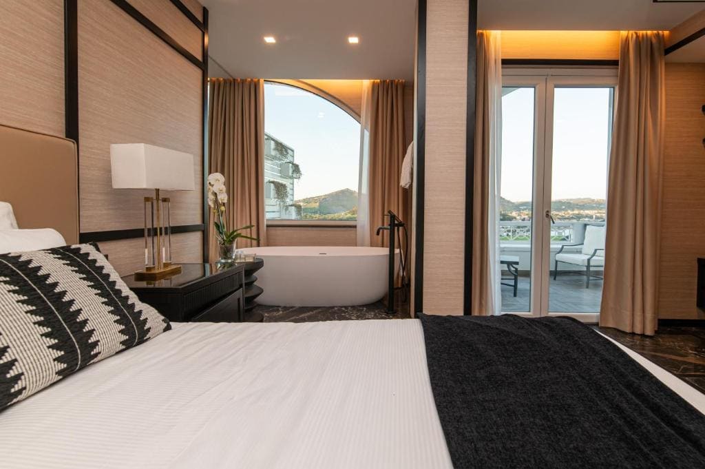 Executive Suite with Bathtub room - Image 1
