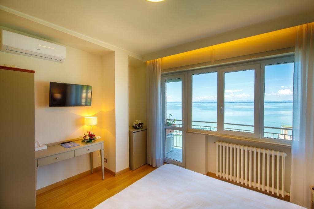 Deluxe Double Room with Lake View room - Image 3