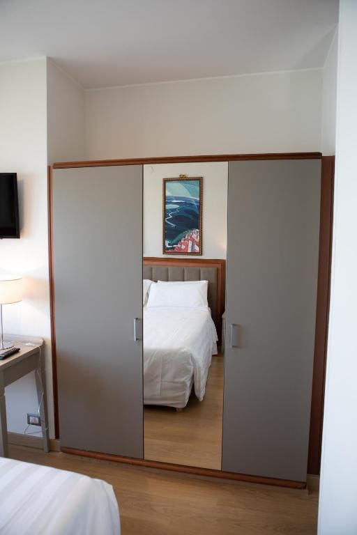 Superior Double Room with Lake View room - Image 2