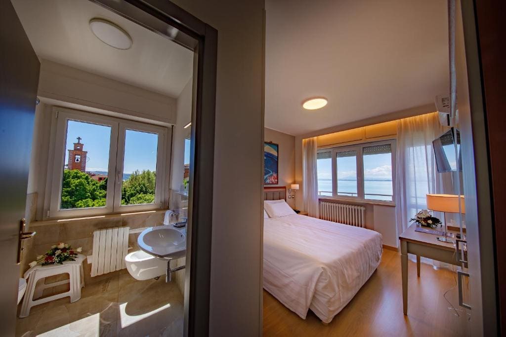 Superior Double Room with Lake View room - Image 3