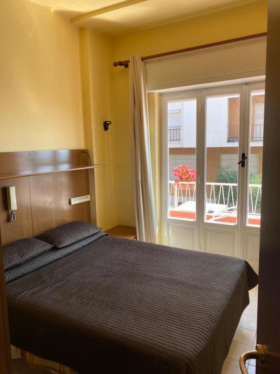 Double Room with Balcony room - Image 3