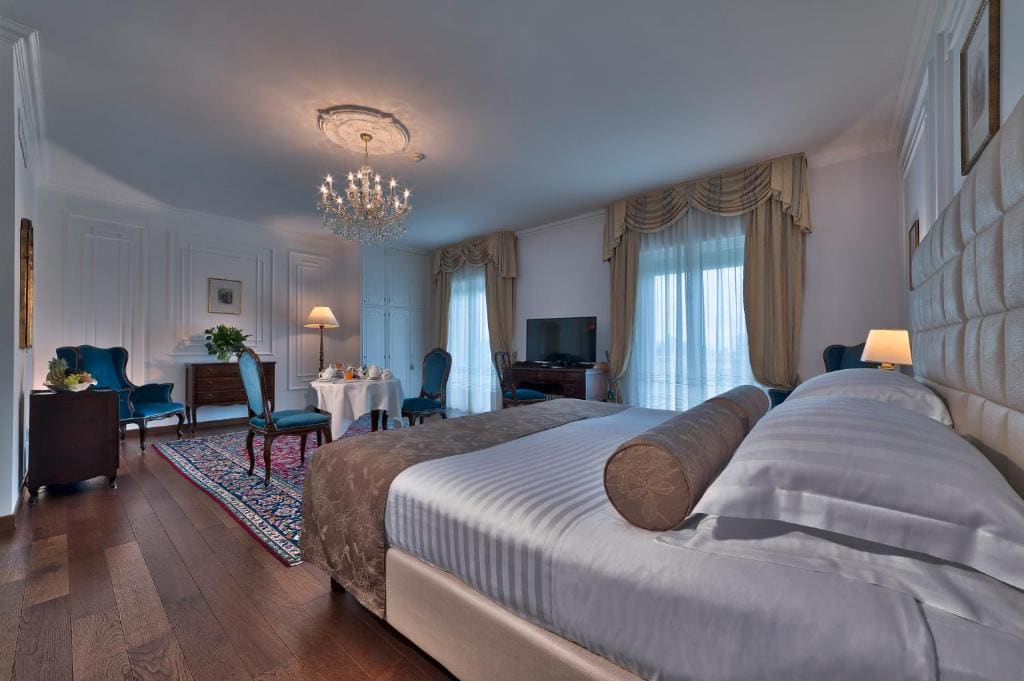 Superior Double or Twin Room with Mountain View room - Image 3