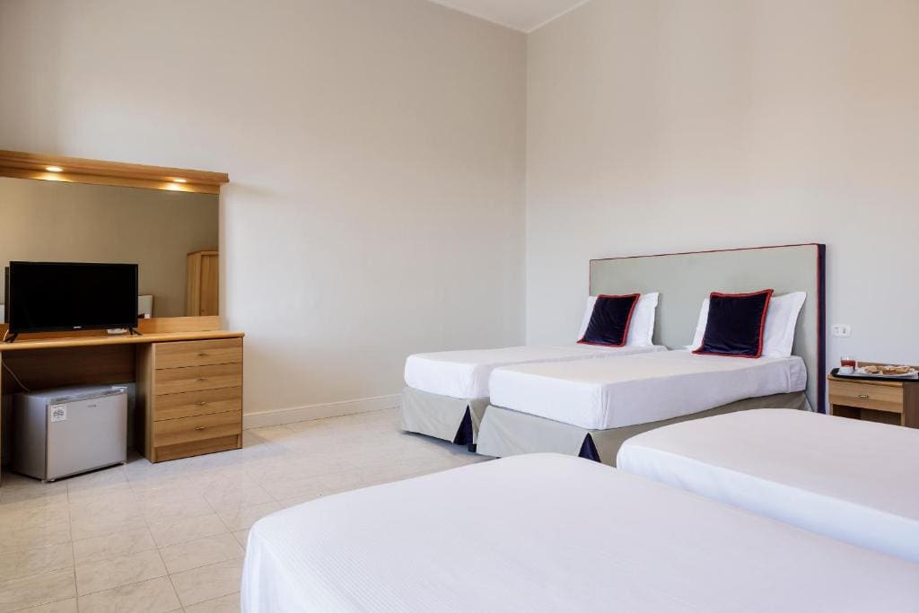 Standard Quadruple Room room - Image 3