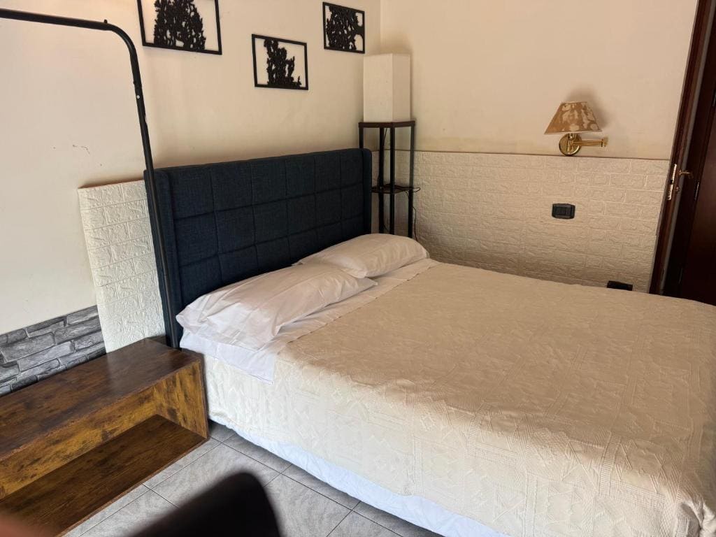 Small Double Room room - Image 2