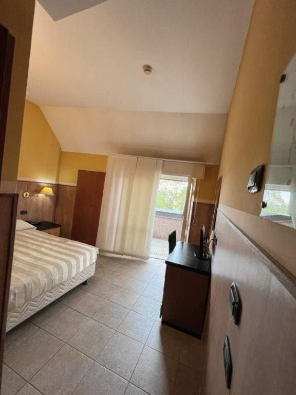 Small Double Room room - Image 1