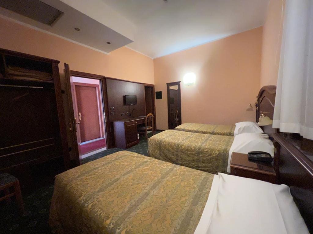 Standard Triple Room room - Image 2