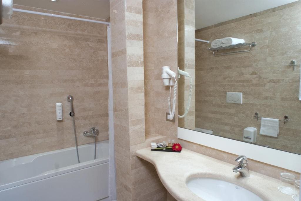 Standard Twin Room room - Image 3