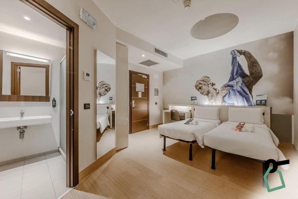 Small Double Room room - Image 1