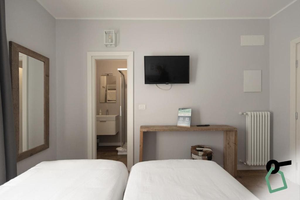 Double Room with Balcony room - Image 2