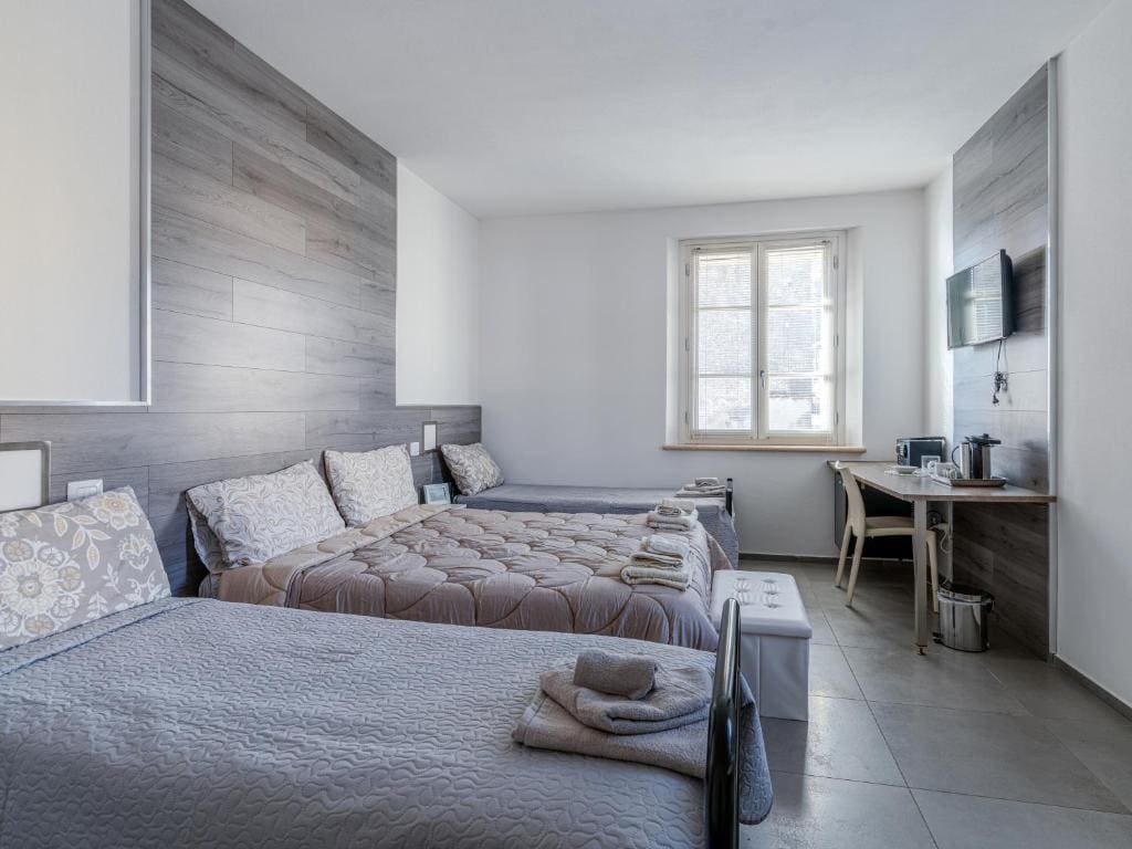 Classic Triple Room room - Image 3