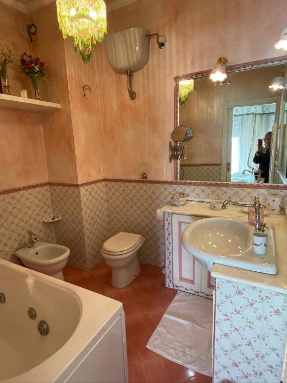 Deluxe Suite with Spa Bath room - Image 2