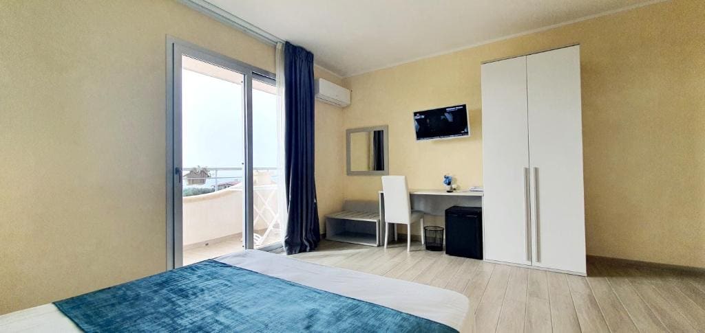 Quadruple Room with Sea View room - Image 3