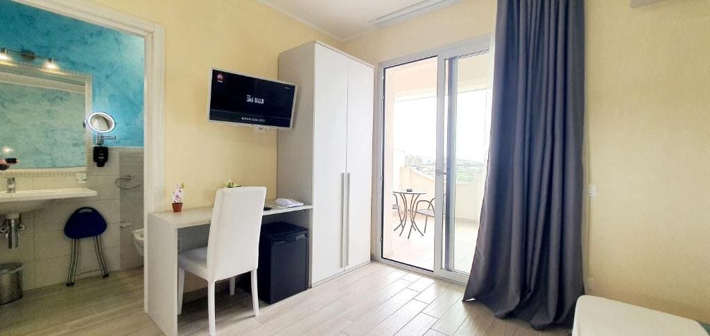 Triple Room with Sea View room - Image 1