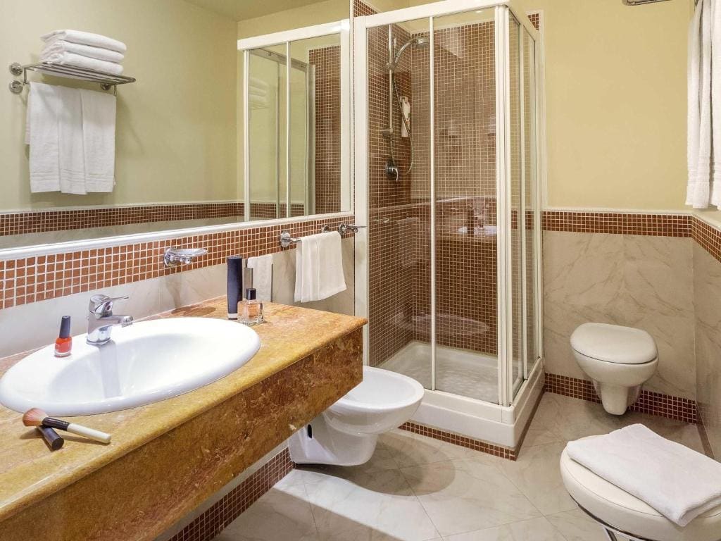 Standard Double Room with One Single Bed room - Image 3