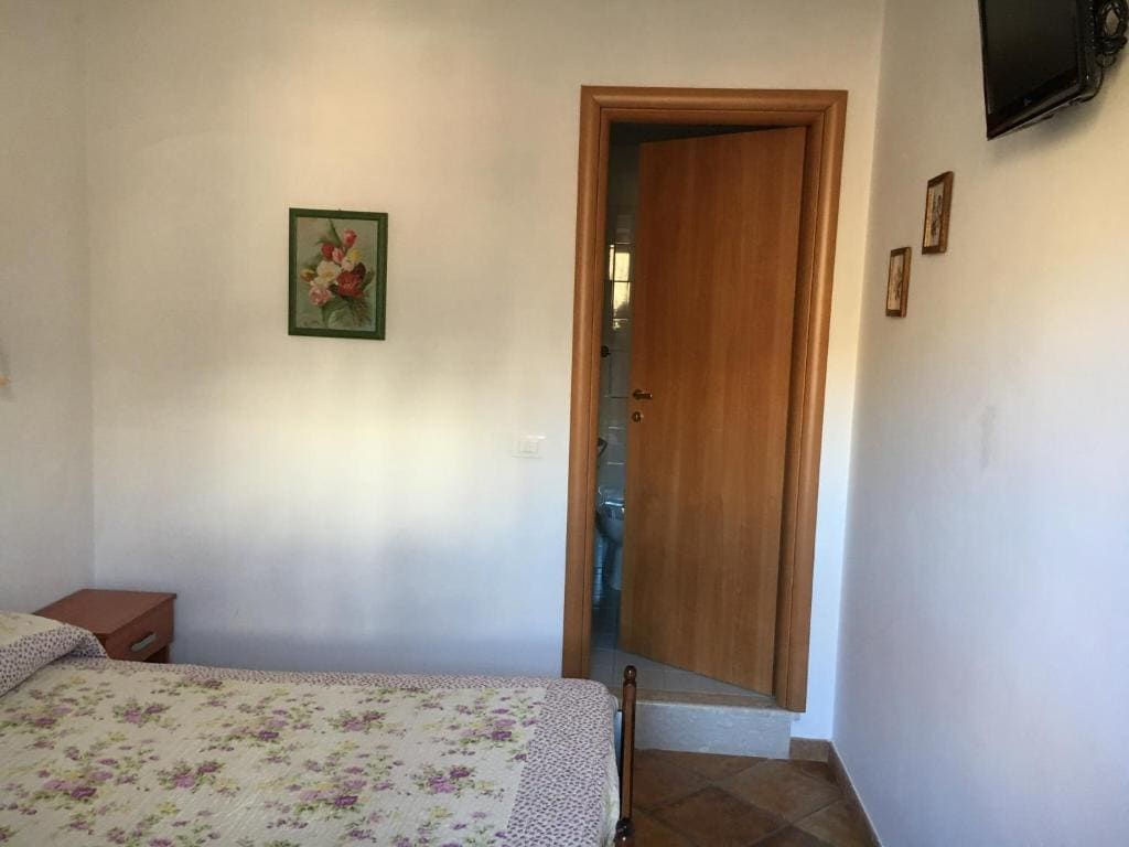 Double Room with Private Bathroom room - Image 2