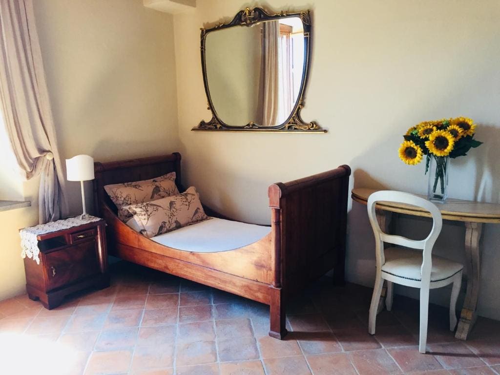 One-Bedroom Apartment room - Image 1