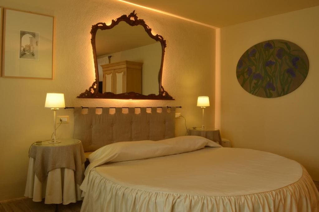 Suite with Spa Bath room - Image 2