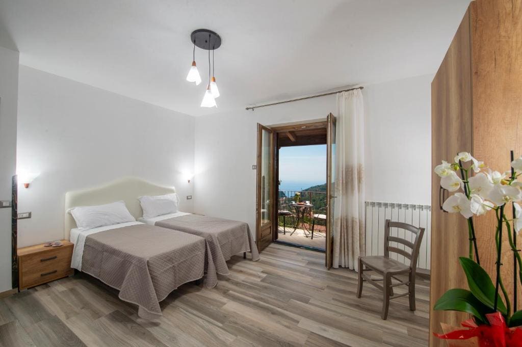 Classic Triple Room room - Image 2
