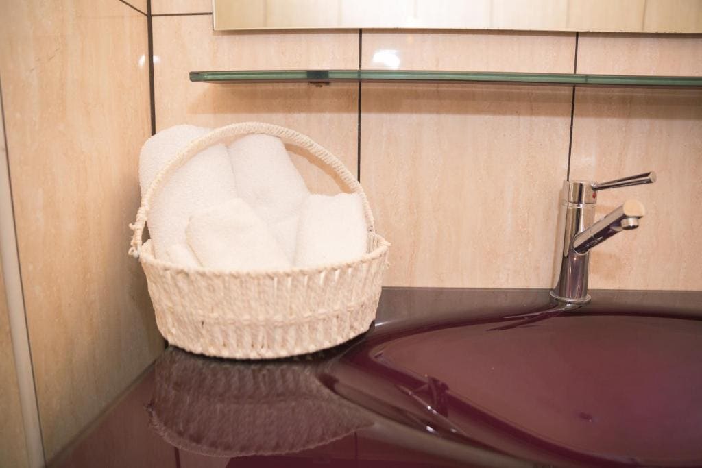 Deluxe Suite with Spa Bath room - Image 3