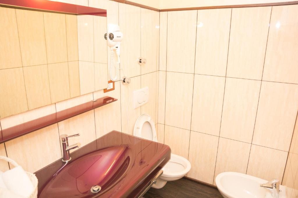 Deluxe Suite with Spa Bath room - Image 2