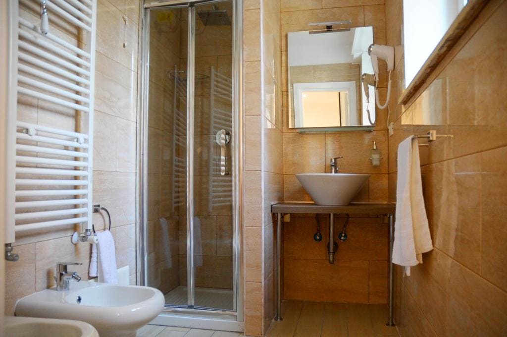 Double Room with Private Bathroom room - Image 2