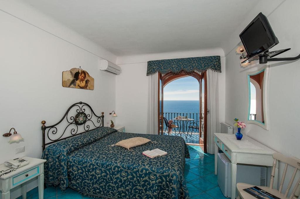 Double Room with Balcony and Sea View room - Image 2