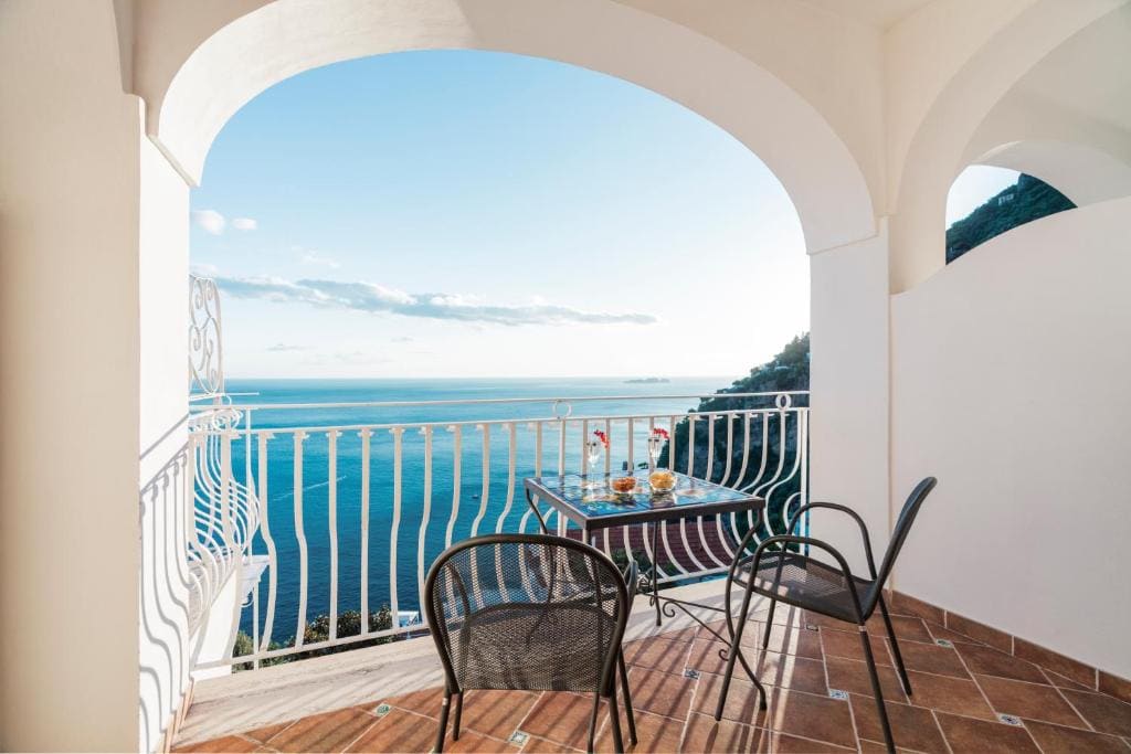 Double Room with Balcony and Sea View room - Image 3