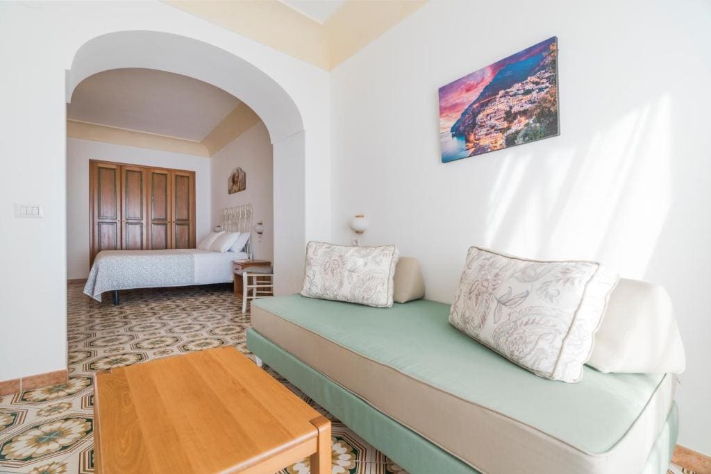 Superior Double Room with Balcony and Sea View room - Image 2