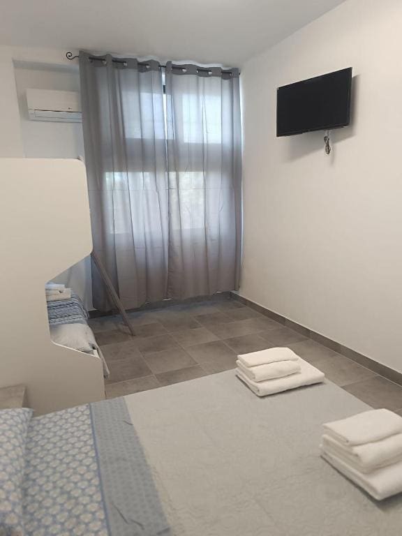 Quadruple Room room - Image 1