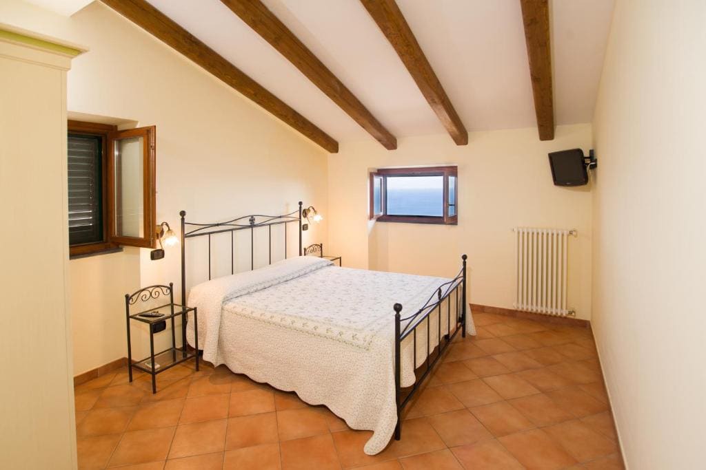 Double Room with Sea View room - Image 3