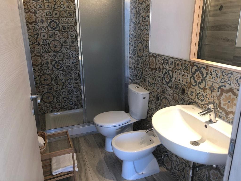 Double Room with Private Bathroom room - Image 2