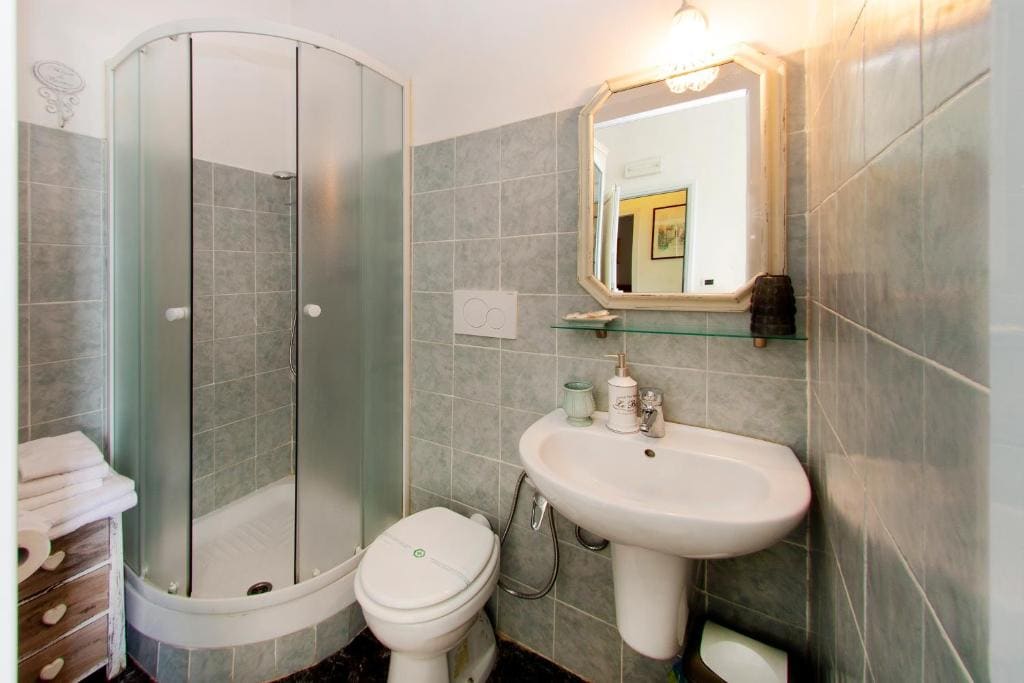Deluxe Quadruple Room with Balcony and Sea View room - Image 2