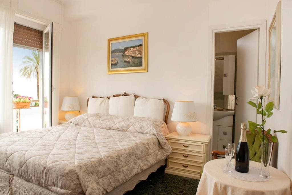 Double Room with Balcony and Sea View room - Image 2