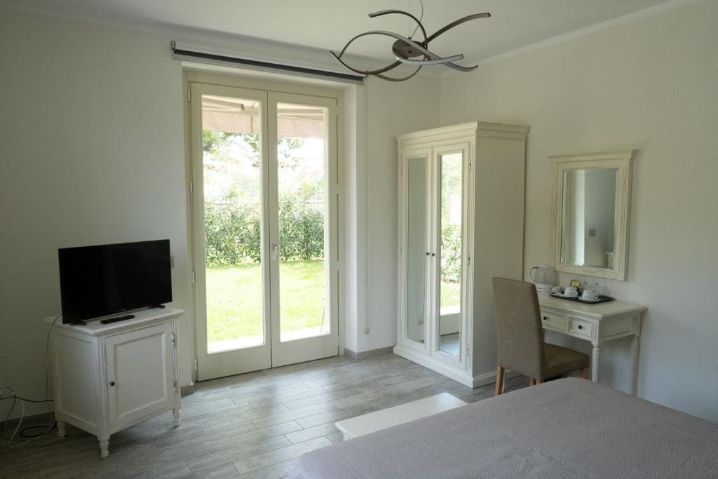 Double Room with Garden View room - Image 3